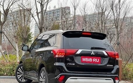 Mitsubishi Outlander III рестайлинг 3, 2022 год, 1 800 000 рублей, 4 фотография