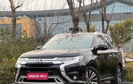Mitsubishi Outlander III рестайлинг 3, 2022 год, 1 800 000 рублей, 3 фотография