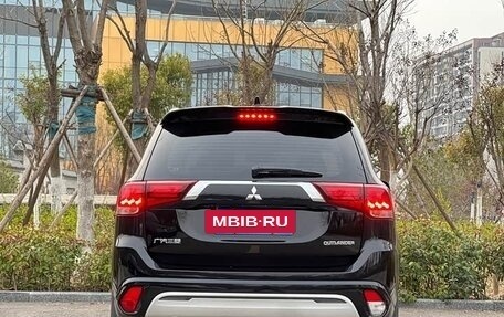 Mitsubishi Outlander III рестайлинг 3, 2022 год, 1 800 000 рублей, 5 фотография