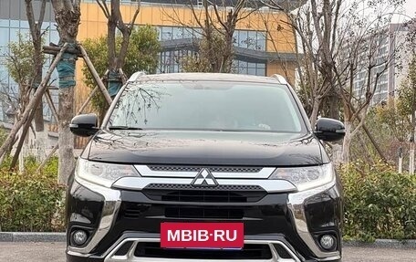 Mitsubishi Outlander III рестайлинг 3, 2022 год, 1 800 000 рублей, 2 фотография