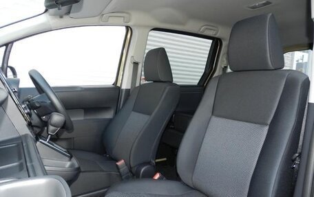 Toyota Sienta, 2023 год, 1 178 000 рублей, 11 фотография