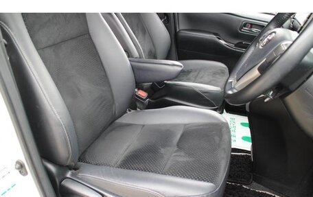 Toyota Voxy III, 2020 год, 2 148 000 рублей, 13 фотография