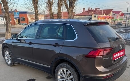 Volkswagen Tiguan II, 2017 год, 2 400 000 рублей, 3 фотография
