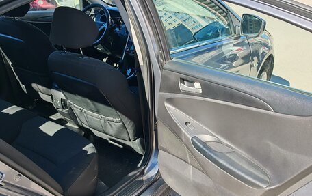 Hyundai Sonata VI, 2011 год, 600 000 рублей, 31 фотография