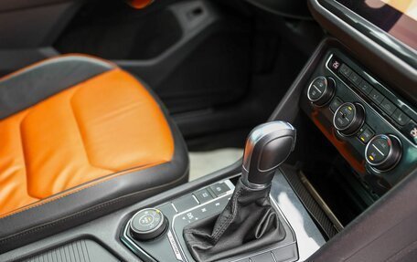 Volkswagen Tiguan II, 2018 год, 2 400 000 рублей, 13 фотография