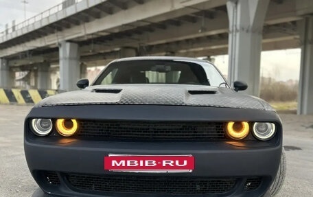 Dodge Challenger III рестайлинг 2, 2018 год, 3 400 000 рублей, 2 фотография