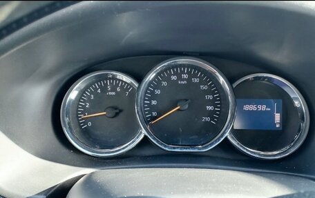 Renault Logan II, 2017 год, 650 000 рублей, 6 фотография