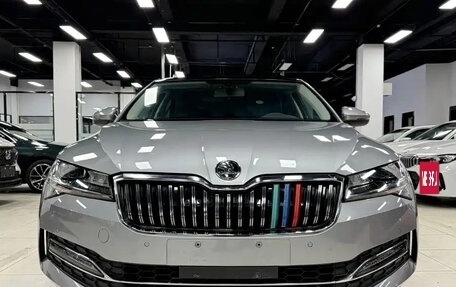 Skoda Superb III рестайлинг, 2023 год, 2 112 000 рублей, 2 фотография