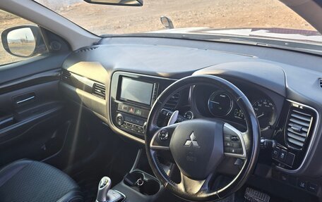 Mitsubishi Outlander III рестайлинг 3, 2014 год, 1 580 000 рублей, 11 фотография