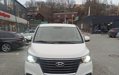 Hyundai H-1 II рестайлинг, 2019 год, 2 690 000 рублей, 1 фотография