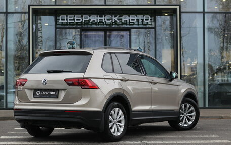 Volkswagen Tiguan II, 2019 год, 2 445 000 рублей, 2 фотография