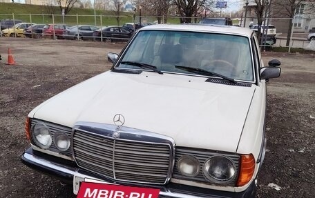 Mercedes-Benz W123, 1985 год, 1 100 000 рублей, 3 фотография