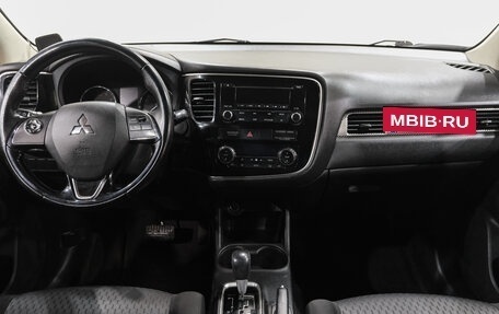 Mitsubishi Outlander III рестайлинг 3, 2015 год, 1 599 000 рублей, 16 фотография