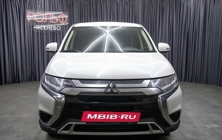 Mitsubishi Outlander III рестайлинг 3, 2019 год, 1 598 000 рублей, 2 фотография