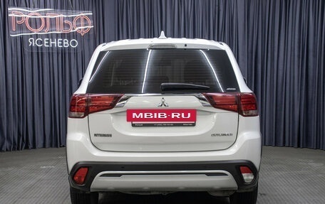 Mitsubishi Outlander III рестайлинг 3, 2019 год, 1 598 000 рублей, 6 фотография