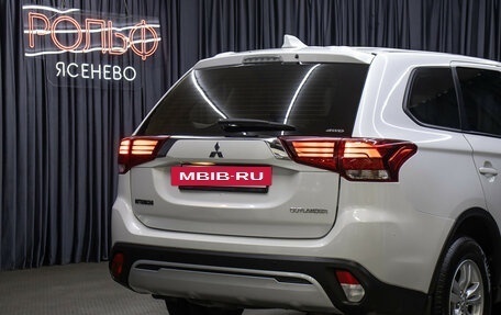 Mitsubishi Outlander III рестайлинг 3, 2019 год, 1 598 000 рублей, 22 фотография