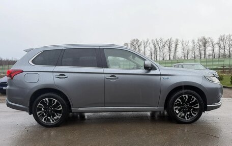 Mitsubishi Outlander III рестайлинг 3, 2016 год, 3 200 000 рублей, 9 фотография
