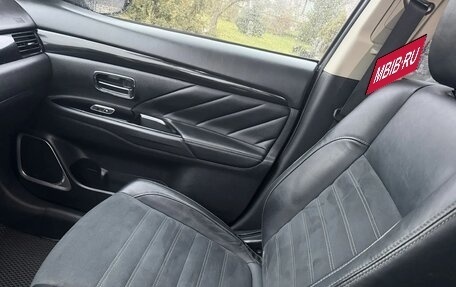 Mitsubishi Outlander III рестайлинг 3, 2016 год, 3 200 000 рублей, 10 фотография