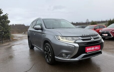 Mitsubishi Outlander III рестайлинг 3, 2016 год, 3 200 000 рублей, 2 фотография