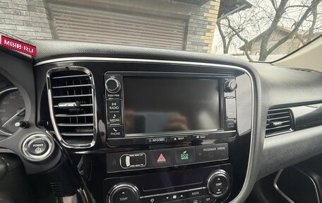 Mitsubishi Outlander III рестайлинг 3, 2016 год, 3 200 000 рублей, 21 фотография