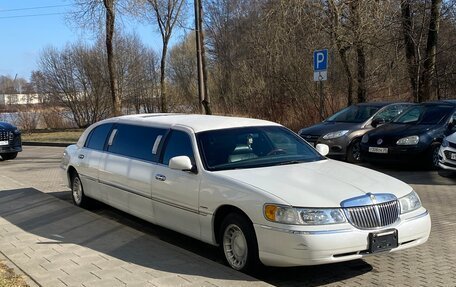 Lincoln Town Car III рестайлинг, 1999 год, 300 000 рублей, 2 фотография