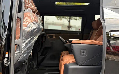 Toyota Alphard, 2024 год, 11 020 099 рублей, 14 фотография