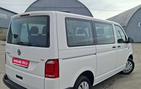 Volkswagen Caravelle T6 рестайлинг, 2018 год, 3 550 000 рублей, 1 фотография