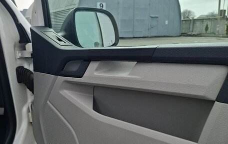 Volkswagen Caravelle T6 рестайлинг, 2018 год, 3 550 000 рублей, 8 фотография