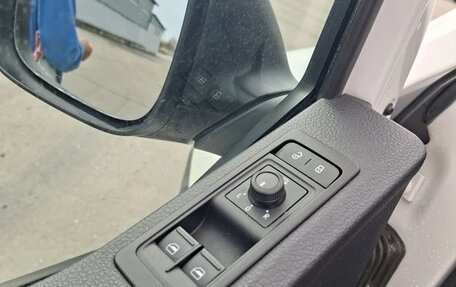 Volkswagen Caravelle T6 рестайлинг, 2018 год, 3 550 000 рублей, 13 фотография