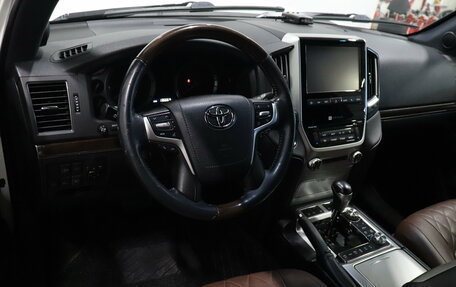 Toyota Land Cruiser 200, 2017 год, 8 295 000 рублей, 7 фотография