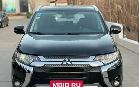Mitsubishi Outlander III рестайлинг 3, 2022 год, 2 120 000 рублей, 2 фотография