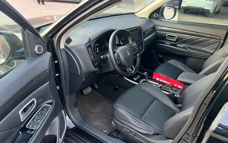 Mitsubishi Outlander III рестайлинг 3, 2022 год, 2 120 000 рублей, 7 фотография