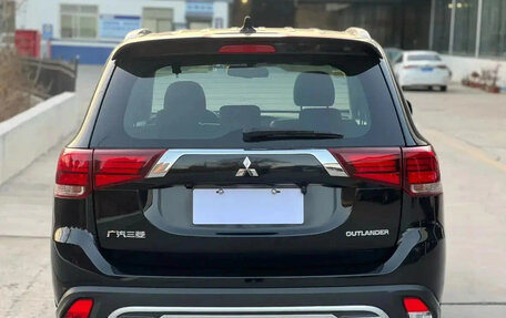 Mitsubishi Outlander III рестайлинг 3, 2022 год, 2 120 000 рублей, 6 фотография