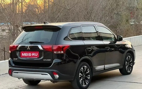 Mitsubishi Outlander III рестайлинг 3, 2022 год, 2 120 000 рублей, 5 фотография