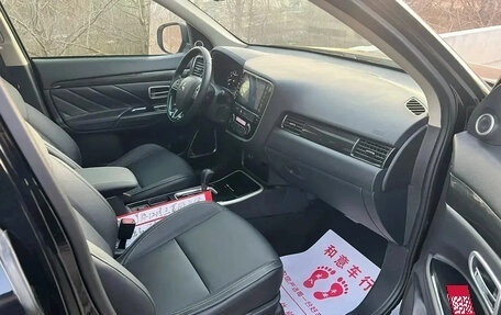 Mitsubishi Outlander III рестайлинг 3, 2022 год, 2 120 000 рублей, 8 фотография