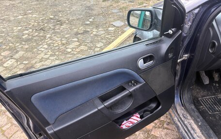 Ford Fiesta, 2004 год, 130 000 рублей, 2 фотография