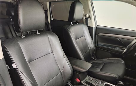 Mitsubishi Outlander III рестайлинг 3, 2013 год, 1 600 000 рублей, 22 фотография