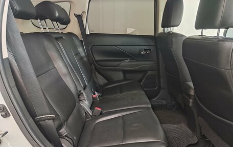 Mitsubishi Outlander III рестайлинг 3, 2013 год, 1 600 000 рублей, 23 фотография