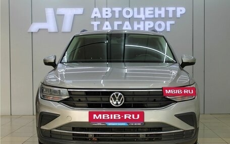 Volkswagen Tiguan II, 2021 год, 2 799 000 рублей, 2 фотография