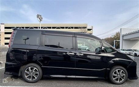 Toyota Noah III, 2021 год, 2 168 000 рублей, 7 фотография