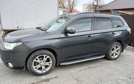 Mitsubishi Outlander III рестайлинг 3, 2013 год, 1 400 000 рублей, 3 фотография