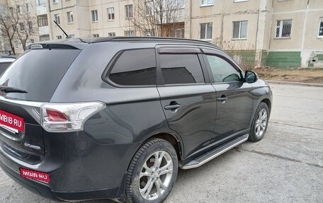 Mitsubishi Outlander III рестайлинг 3, 2013 год, 1 400 000 рублей, 4 фотография
