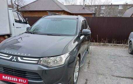Mitsubishi Outlander III рестайлинг 3, 2013 год, 1 400 000 рублей, 2 фотография