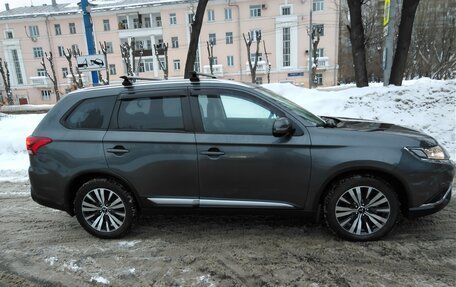 Mitsubishi Outlander III рестайлинг 3, 2019 год, 2 200 000 рублей, 5 фотография