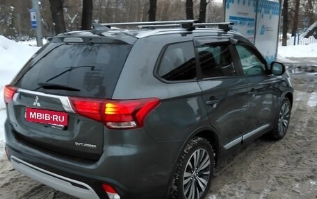 Mitsubishi Outlander III рестайлинг 3, 2019 год, 2 200 000 рублей, 7 фотография