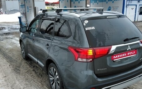 Mitsubishi Outlander III рестайлинг 3, 2019 год, 2 200 000 рублей, 11 фотография