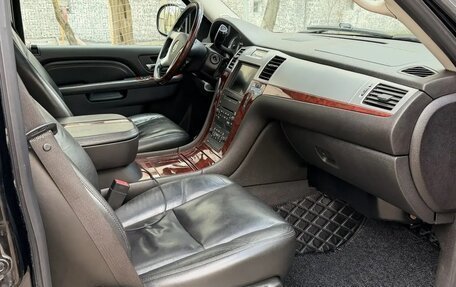 Cadillac Escalade III, 2010 год, 1 850 000 рублей, 19 фотография