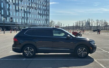 Volkswagen Tiguan II, 2018 год, 2 200 000 рублей, 3 фотография
