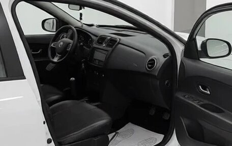 Renault Logan II, 2017 год, 850 000 рублей, 3 фотография