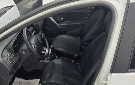 Renault Logan II, 2017 год, 850 000 рублей, 7 фотография